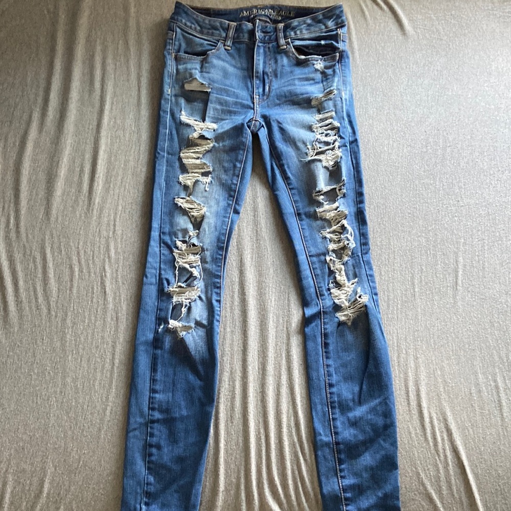 Woman’s American eagle ripped skinny jeans